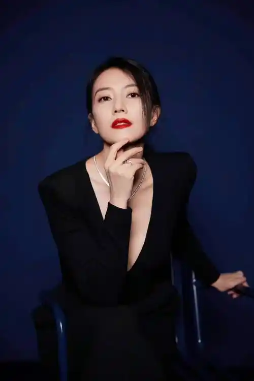 高圆圆烈焰红唇好美,深v黑色长裙,大红唇笑起来也太端庄大气.