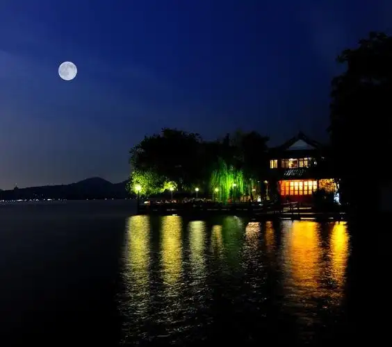 杭州平湖秋月 - 美篇