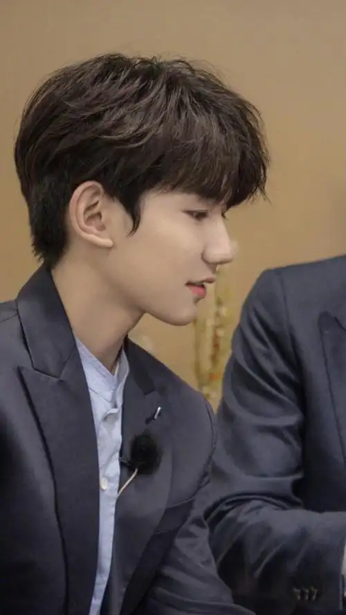 王源神级侧颜绝杀图 是比好看还特别的存在呀_小源