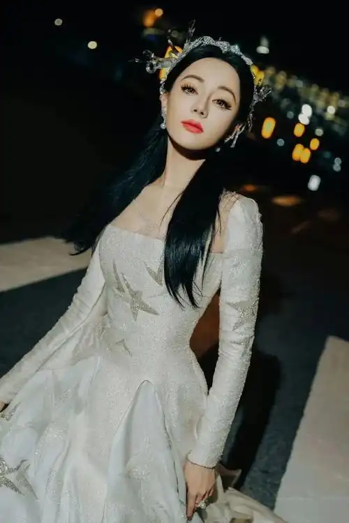 引起讨论的主要是这两个妆面:有人认为,迪丽热巴属于浓颜挂的典型代表