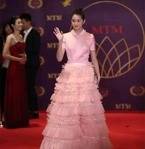 原创关晓彤和迪丽热巴同穿蛋糕裙网友真嫩和装嫩的差距一目了然