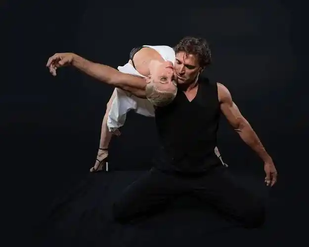 拉丁女王乔安娜"重返"舞池,上大招玩儿托举,姐还是姐!