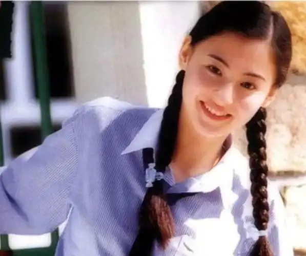 张柏芝现身巴黎受追捧和外国人手握显殷勤生图引网友争议