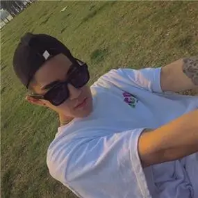 白衫墨镜酷男人_男生霸气头像图片_扣扣居