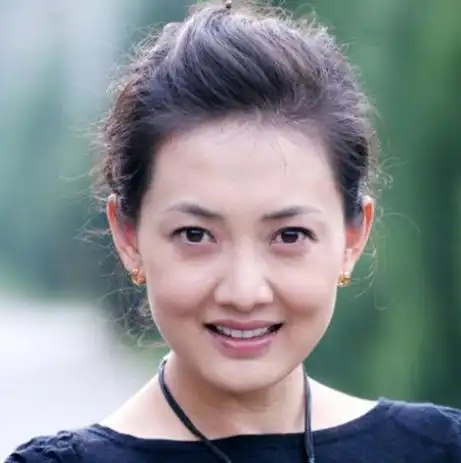 49岁牛莉精神状态引担忧,独自坐破椅子喊孤独,满脸落寞疑受情伤