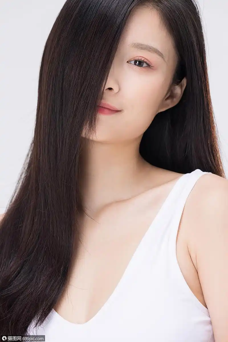 年轻女性柔顺长发