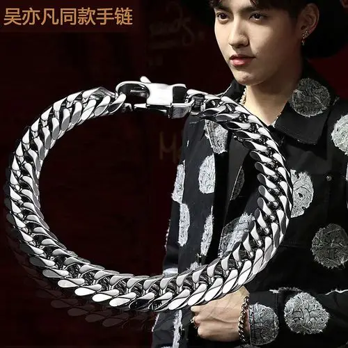 铆钉皮质手链,展现街头帅气感