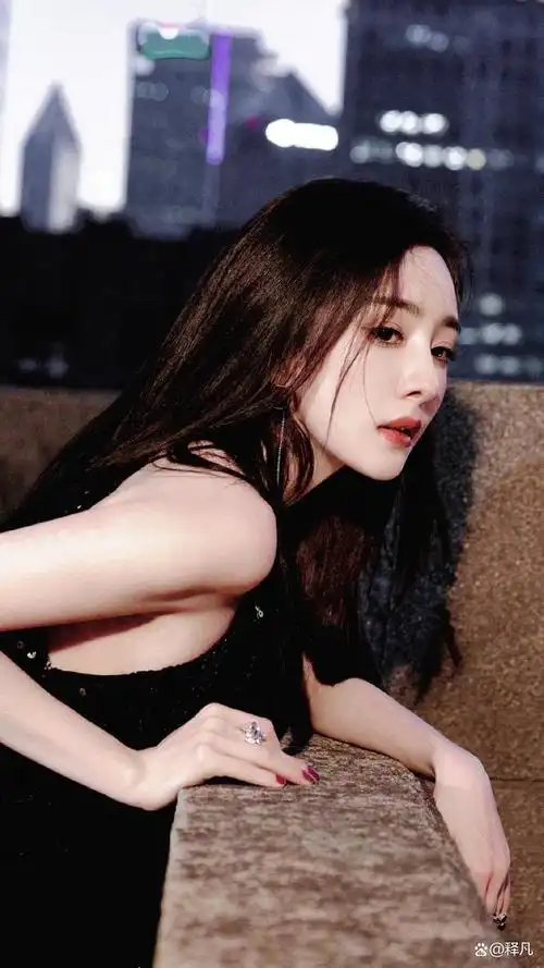 杨幂穿吊带黑裙露娇嫩美背!肤如凝脂长腿修长性感撩人