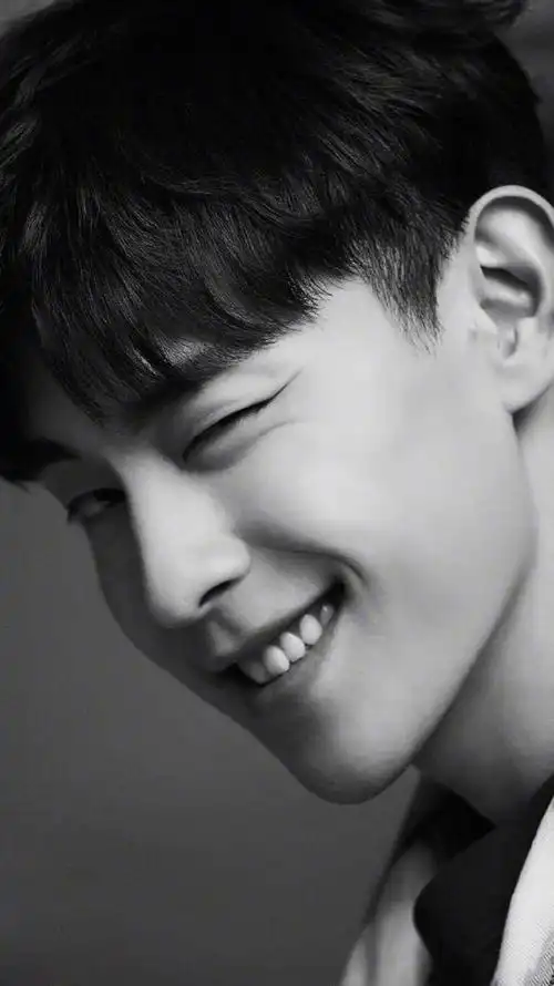 邓伦高清无水印图,邓伦清晰最新图片(无水印壁纸:我看你)