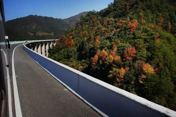 一路向北高速路边的风景