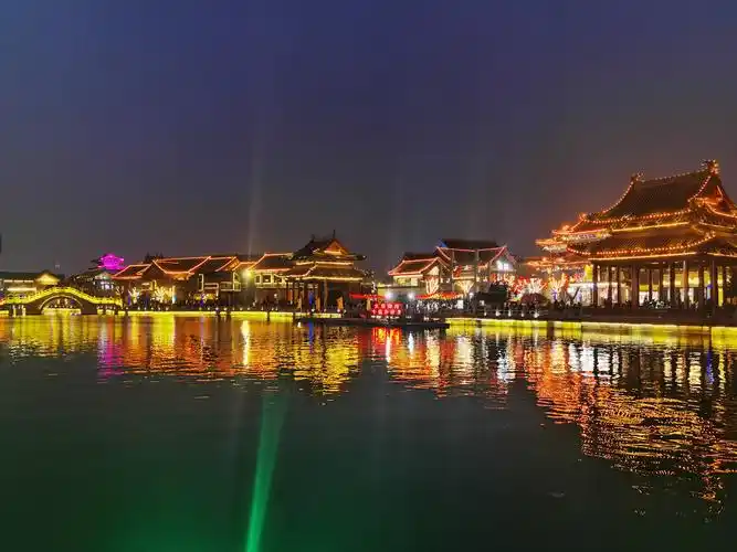 宏伟古城开封清明上河园美丽的夜景