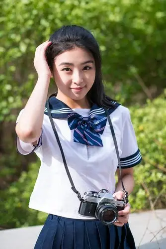 张含韵登杂志封面 再穿校服致青春