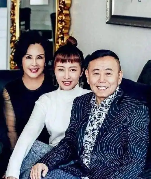 潘长江虽然自身的外貌不出众,可是却娶了一个貌美如花的妻子,重点是