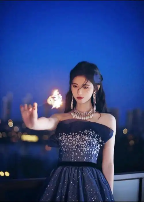 但我懂她的温柔 握住白色话筒,穿着蓝色纱裙,她是光"    @鞠婧祎