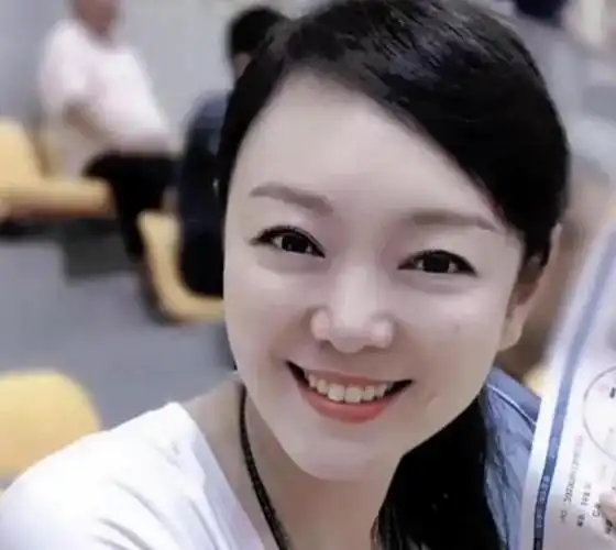 胡明轩美女妈妈新消息,前往寺庙做事,年近50仍花容月貌