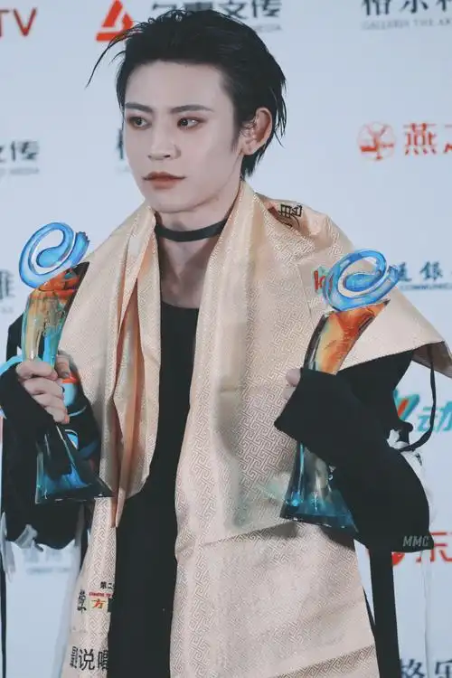 小鬼王琳凯超炸舞台##东方风云榜##小鬼黑发中分造型