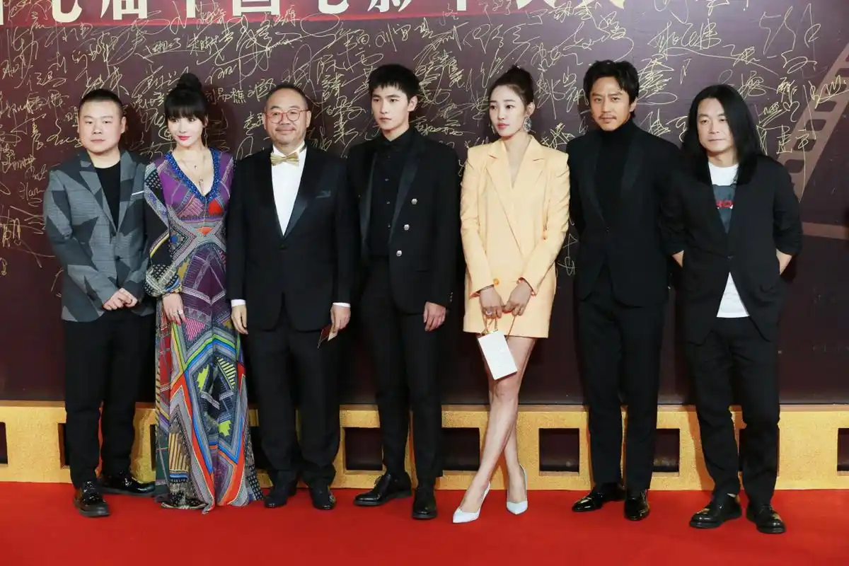 和杨洋,邓超同框,比杨洋的脸还要大一点[嘻嘻]!