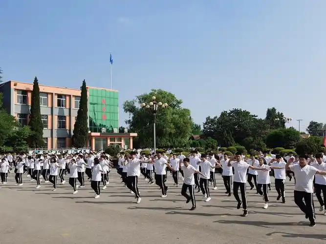新泰市紫光实验中学