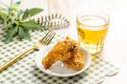 一对炸鸡翅特写 炸鸡翅