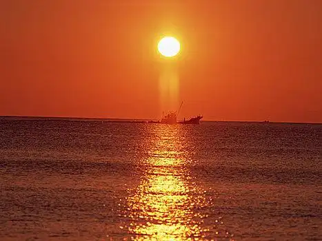 海面日出图片