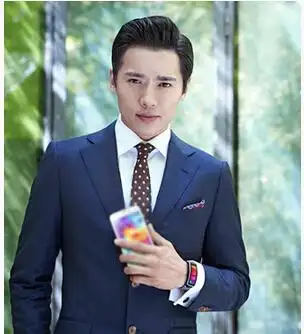 真正的帅哥敢于直面没有刘海的发型,黑色的男士商务发型,深邃的眼眸