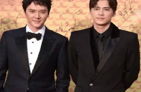 其中,最引人注目的是李易峰和冯绍峰同框的照片,因为他们的颜值是许多