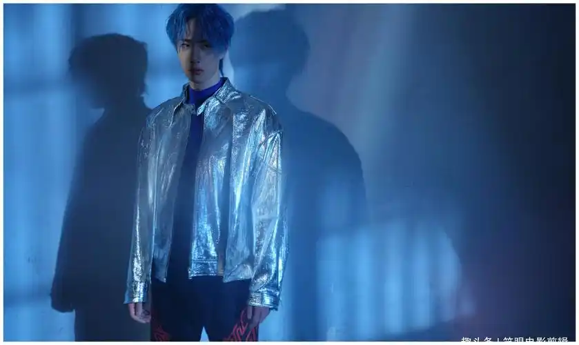 王一博再度解锁新刊封面蓝发侧颜加喉结你被酷盖造型惊艳到吗