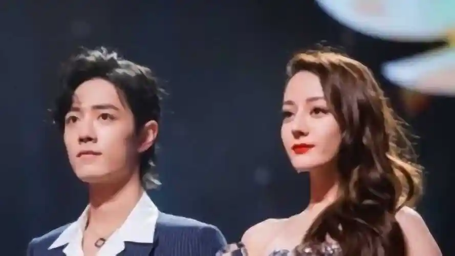 迪丽热巴肖战同台有谁注意到他俩的小动作网友像极了爱情