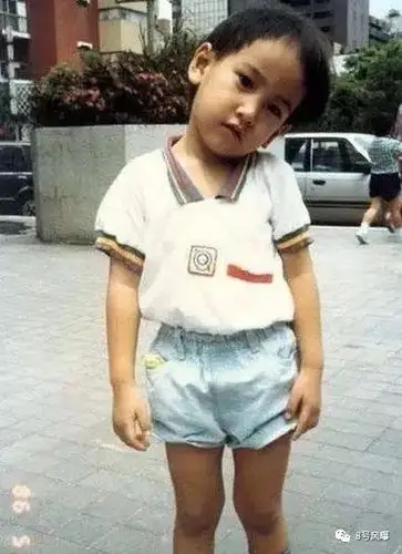 小时候的他简直能萌死人,可贵的是长大后也没有跑偏~这也是汤珈铖第一