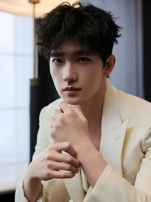 来自杨洋今日活动的新造型  ～  以一身白色西服 look 出镜品牌发布会