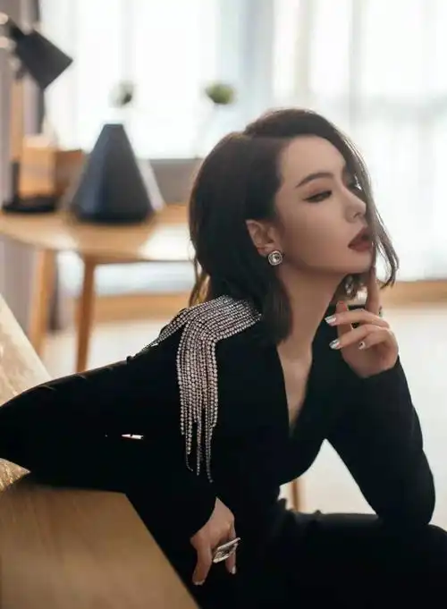 戚薇图片短发性感图片(谁说下巴短不能变御姐) - 赤虎壹号