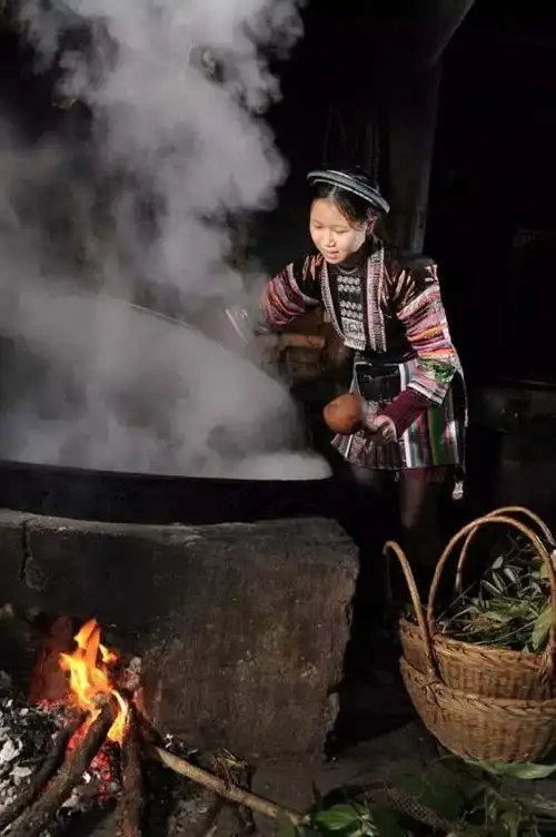 贵州省从江县翠里瑶族壮族乡高华村村民为洗瑶乡药浴的客人烧