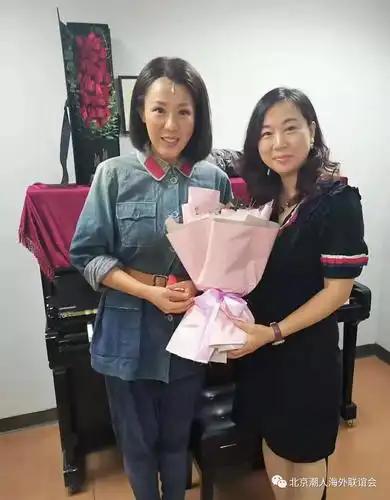 演出结束后,张热云与潮人儿媳,著名女高音歌唱家王喆老师亲切交流