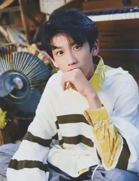 爱豆陈泗旭塌房,与前女友大尺度聊天记录曝光,还大骂老板李飞_网易