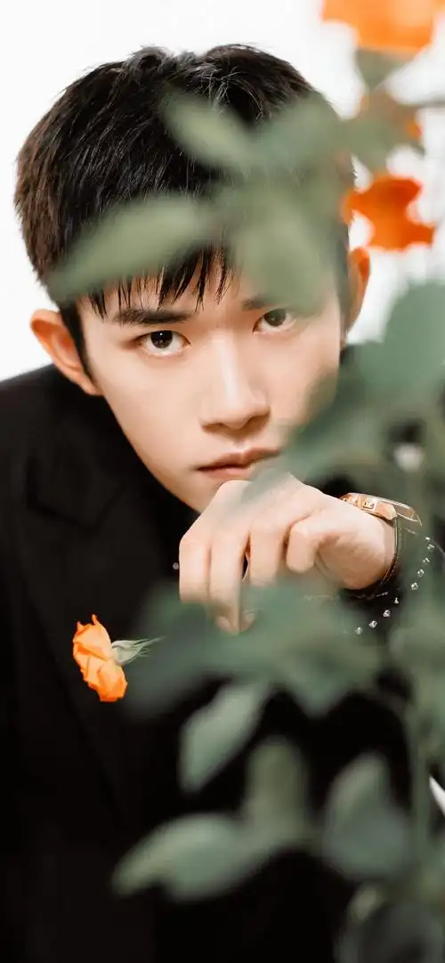 易烊千玺最新帅气男生全屏壁纸