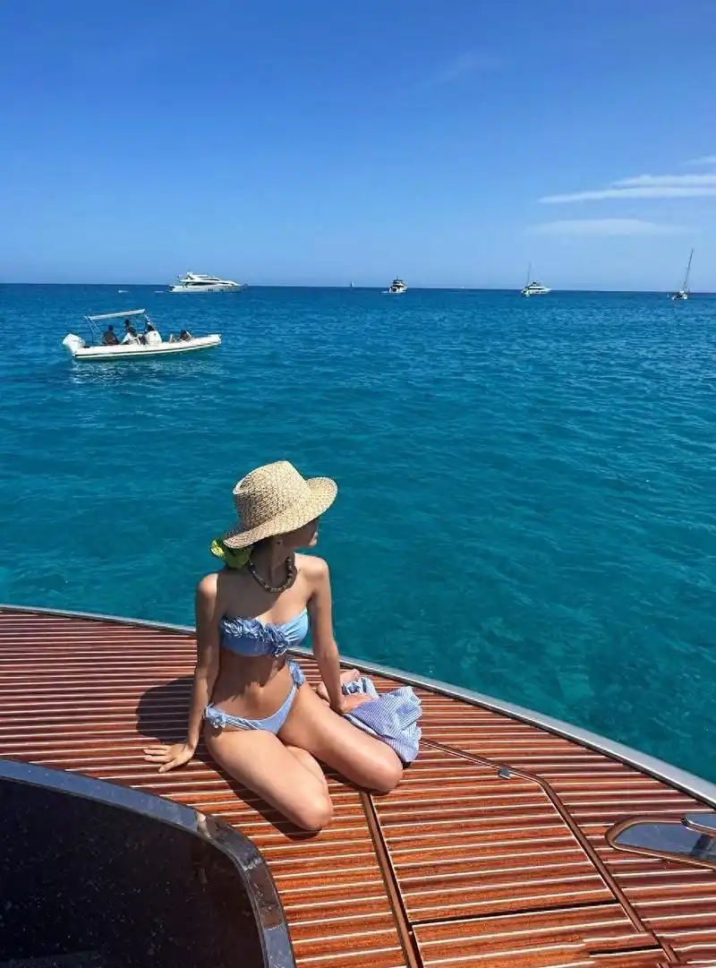 杨采钰度假照:陈金飞品味之高 杨采钰身穿一套精致的泳装,曲线迷人