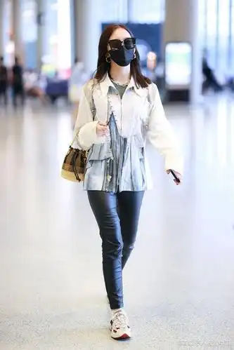 孟美岐戴墨镜走路带风气场全开花衬衫配皮裤挎小黄包时髦精致