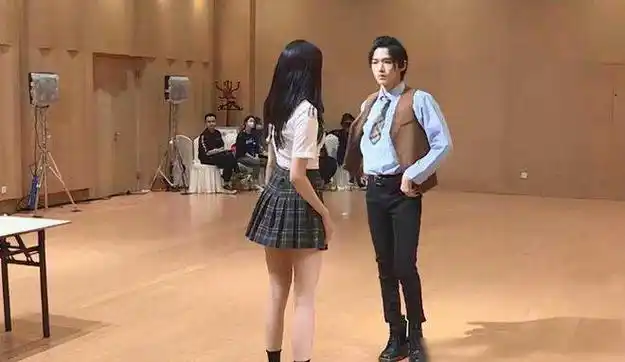 关晓彤与宋亚轩舞蹈曝光被强制要求贴近身体这身材真实吗