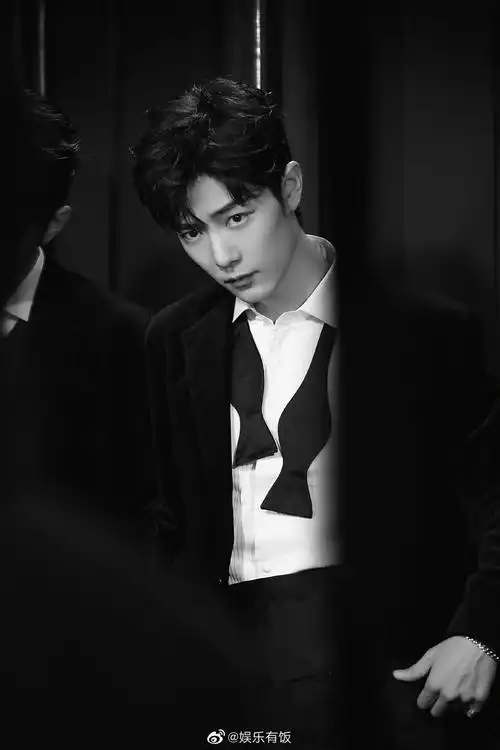 肖战最新大片曝光,黑白光影 黑白西装造型,绅士帅气~__财经头条
