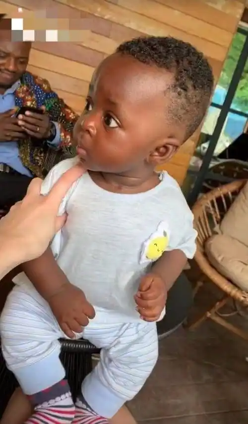 敲可爱小卤蛋黑人萌娃火了简直就活脱脱一真人版布娃娃