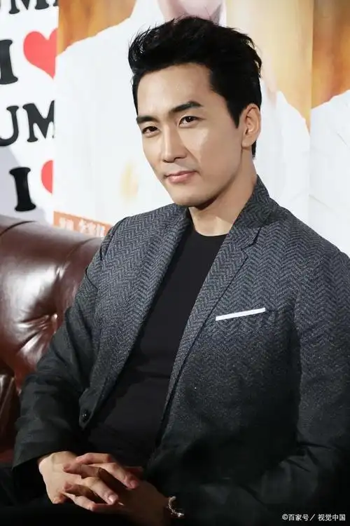 宋承宪,作为韩国男神,以其出色的表演才华,迷人的外表和慈善事业而