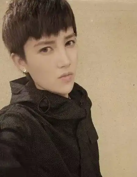 12-张辛苑现在进入娱乐圈了,以前有人扒皮她只能活在照片里,现实真人