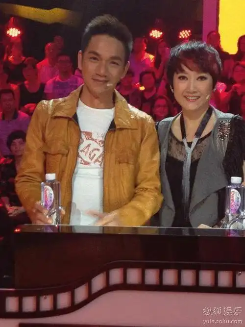 骆达华做客年代秀与成方圆深情献唱