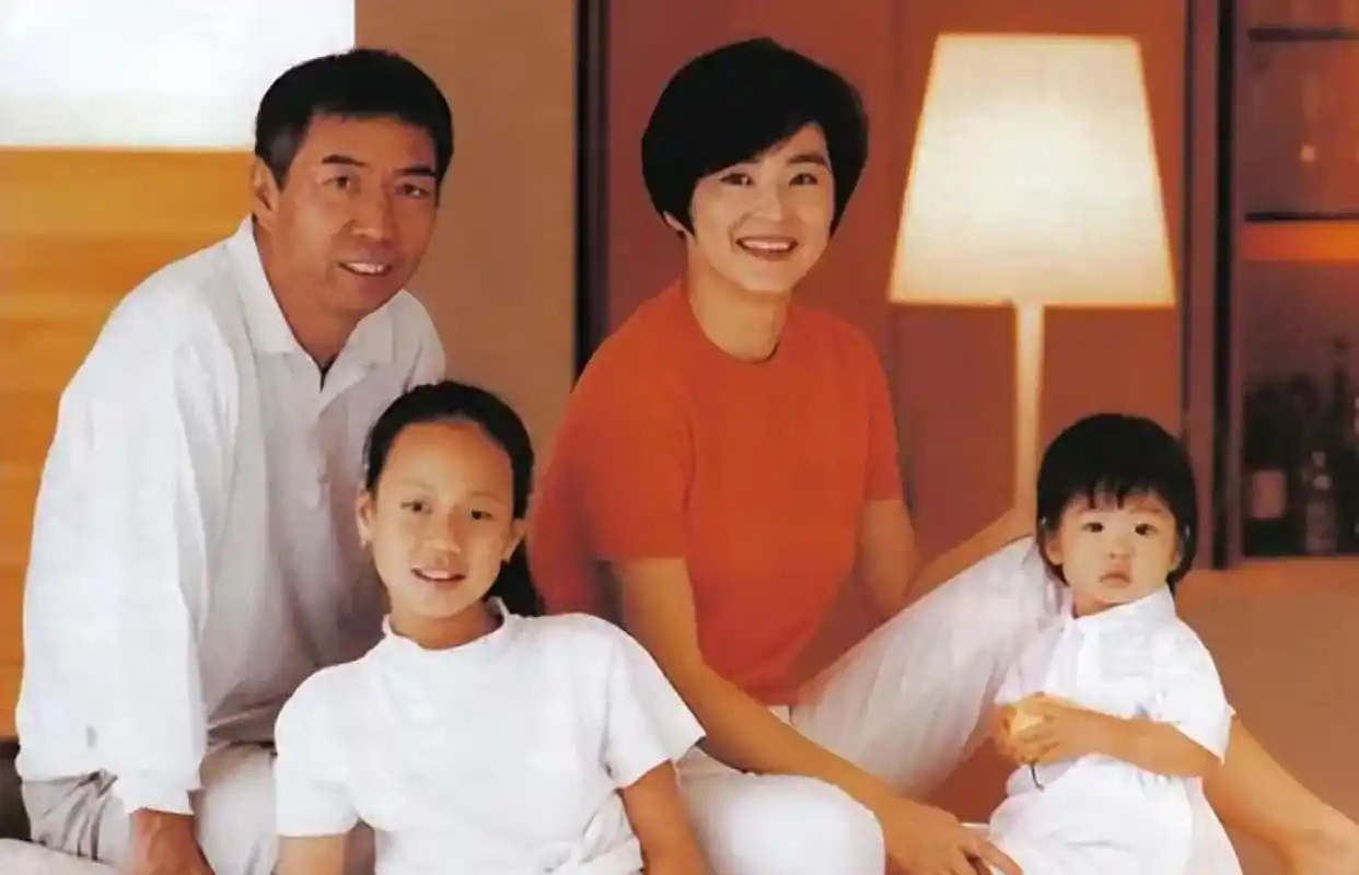 2023年4月15日,一则关于林青霞老公的传闻在网络上迅速传播开来.