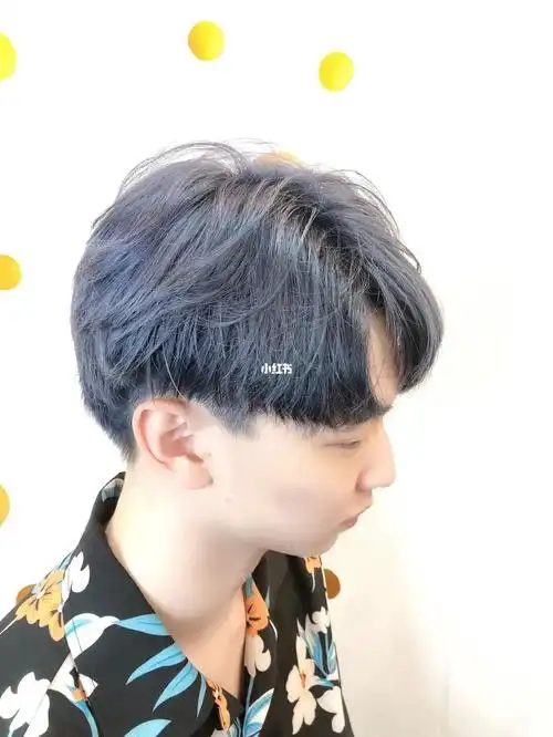 蓝灰色非常适合男生的一款发色这种稍微深点儿的蓝灰效果会比较持久