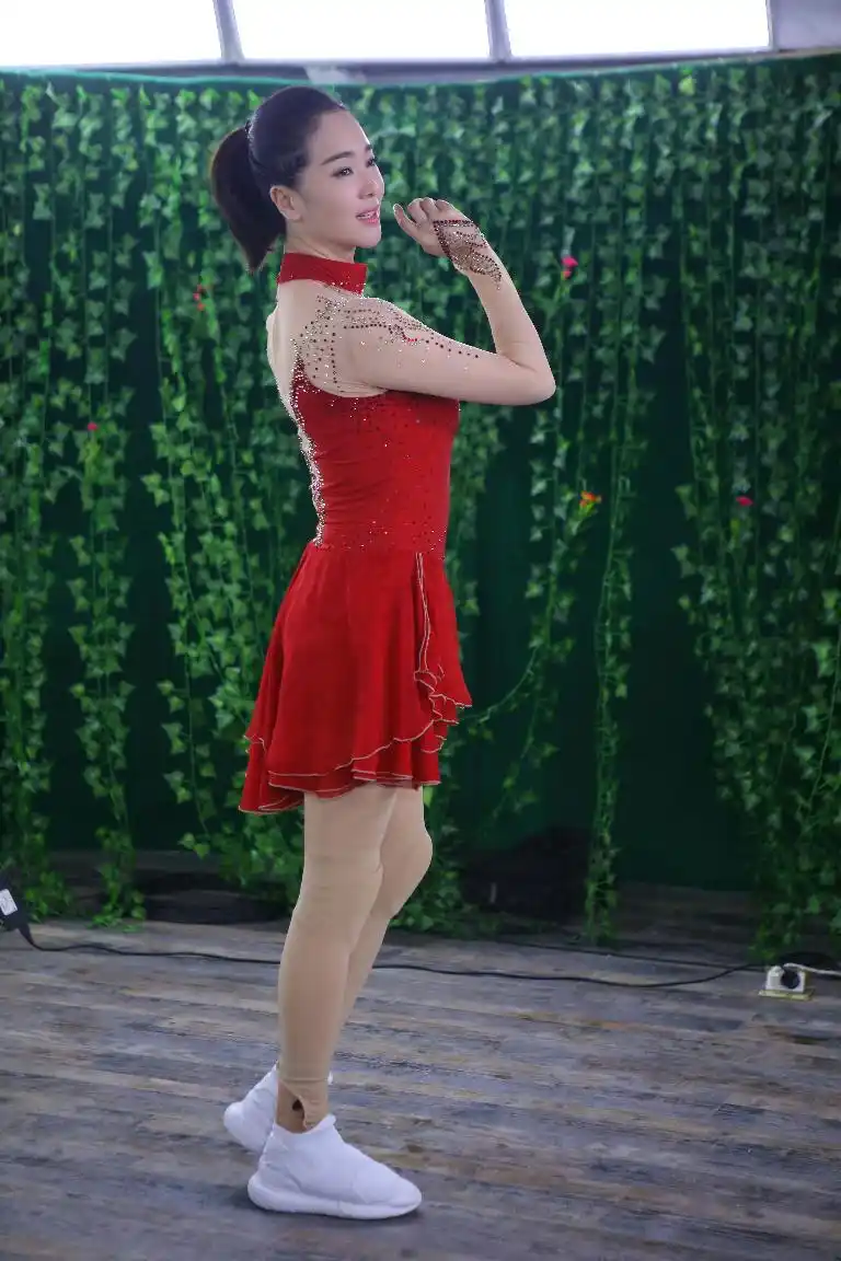 学过舞蹈44岁依然身姿挺拔的左小青