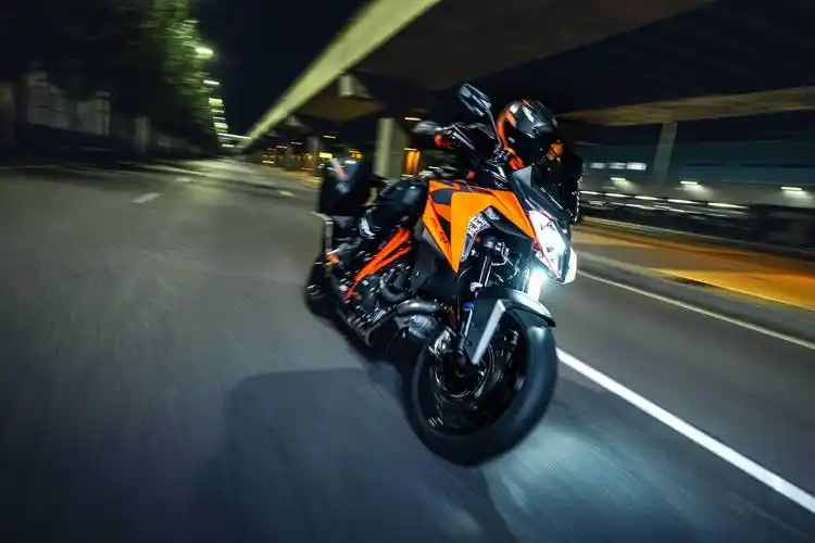 ktm 2022 运动旅行车 1290 super duke gt 户外特写