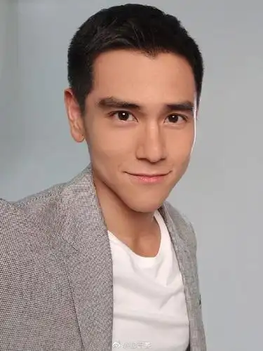 正面少年感满满,侧颜轮廓清晰型男风彭于晏祝福六叔新婚快乐.