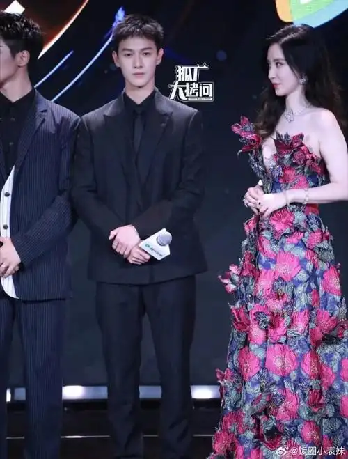 腾讯今天官宣好多剧#鹅剧派对上的演员生图96  宋茜丨迪丽热巴丨陈