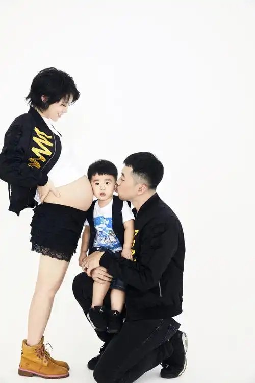 照片中,黄英高高隆起的孕肚显得特别抢眼,但除了孕肚之外,容貌,体态与